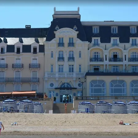 Apartment Cosy Dans Avec Piscine, Proche Du Centre Et De La