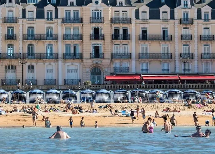 Cosy Dans Avec Piscine, Proche Du Centre Et De La דירה קאבורג
